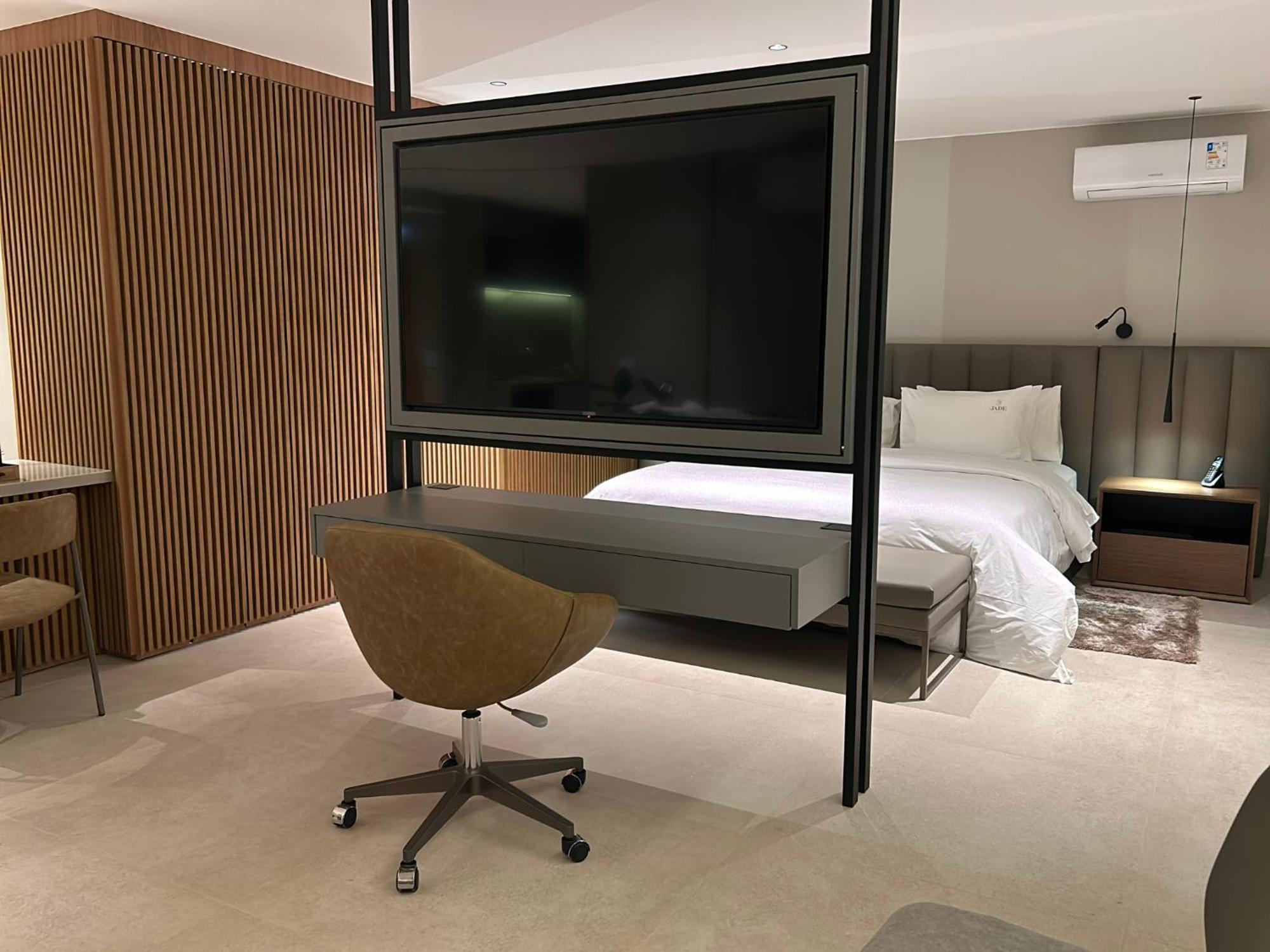 Jade Hotel